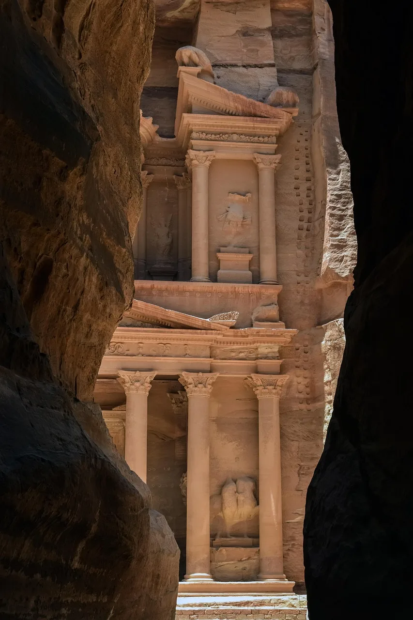 Petra kayalık geçidi – antik mimari manzarası