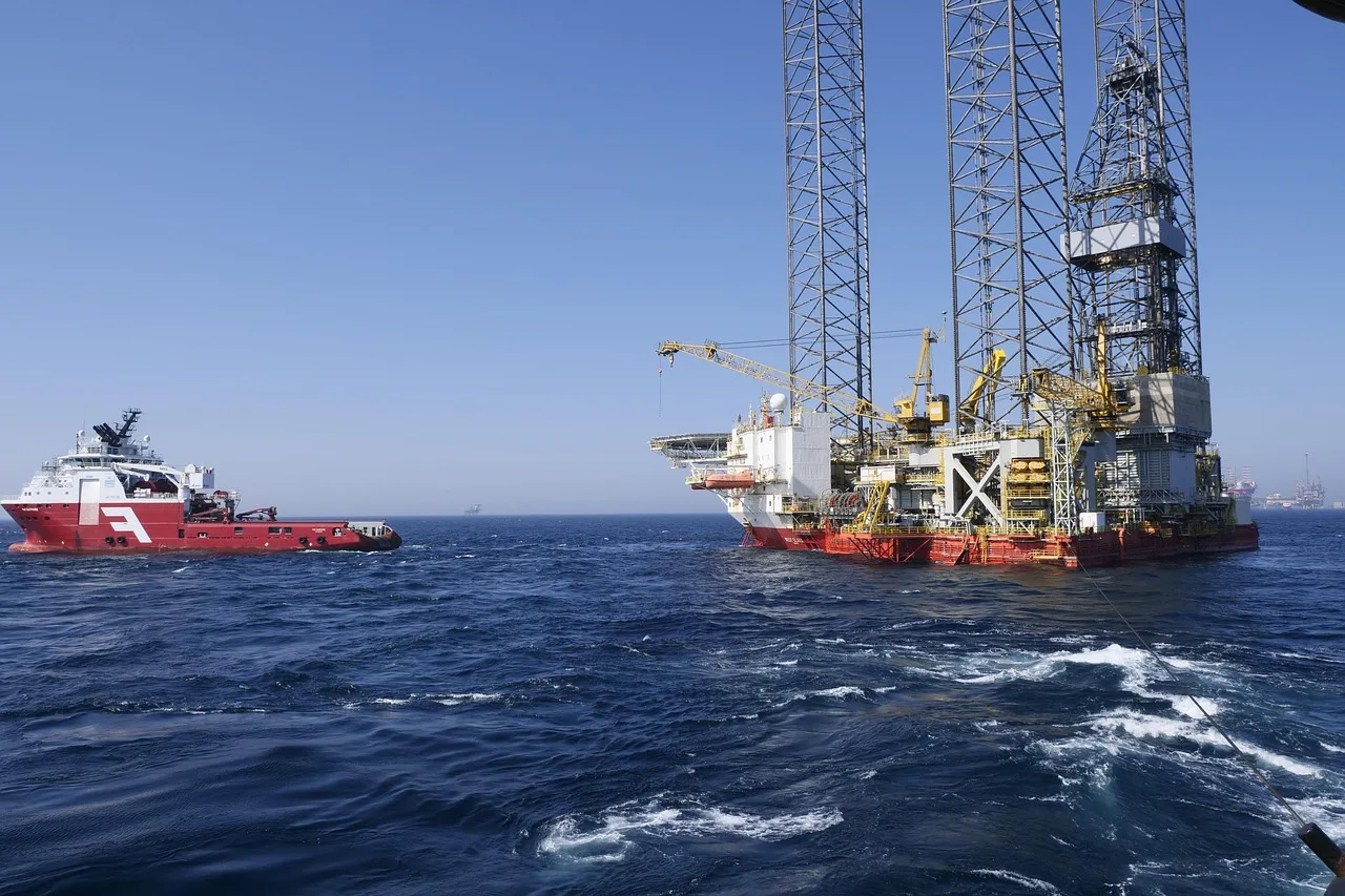 Petrokimya platformu denizde çalışan rıg fotoğrafı