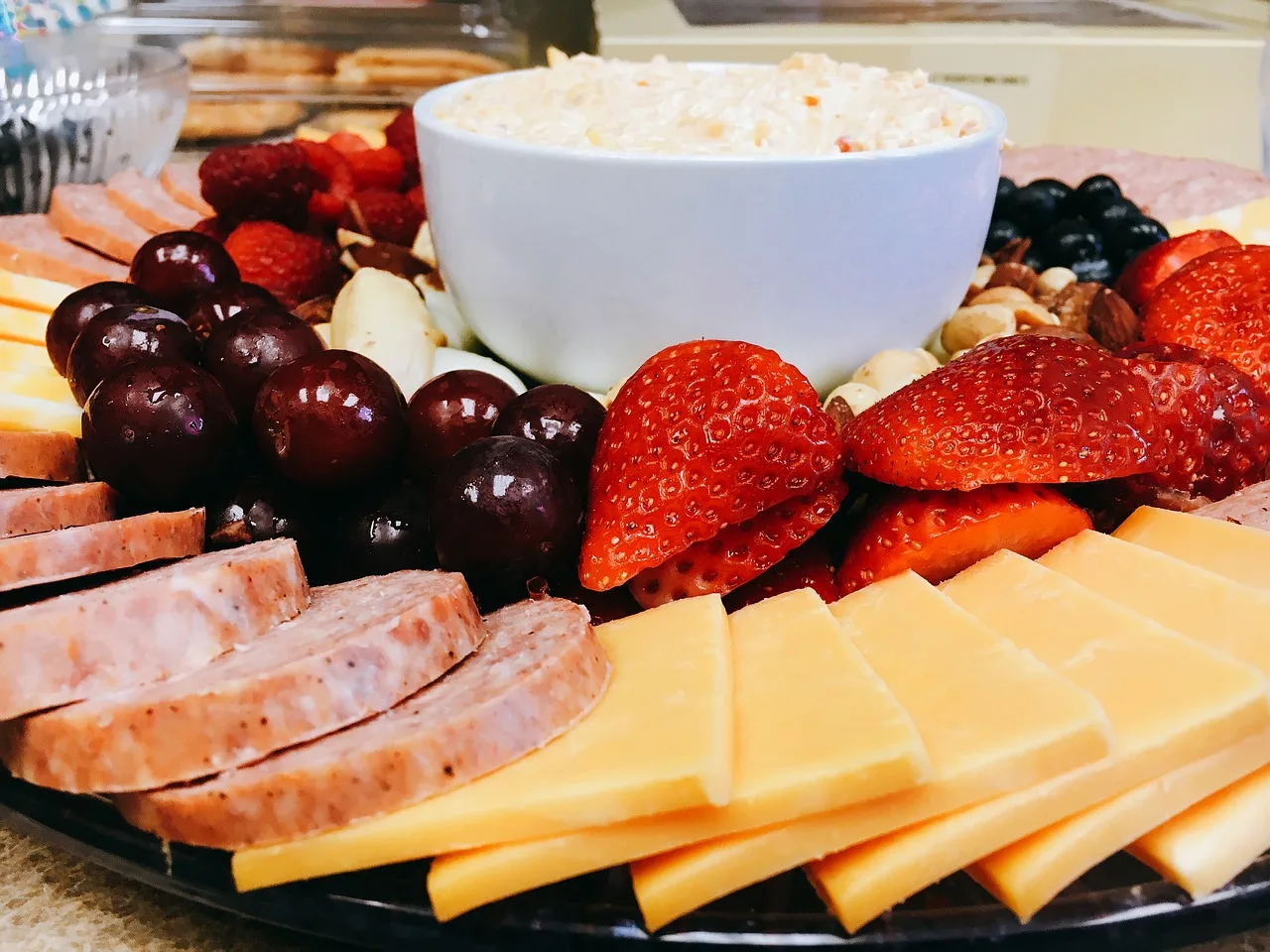 Peynir tabağı ve meyve ikramlığı - parti catering sunumu
