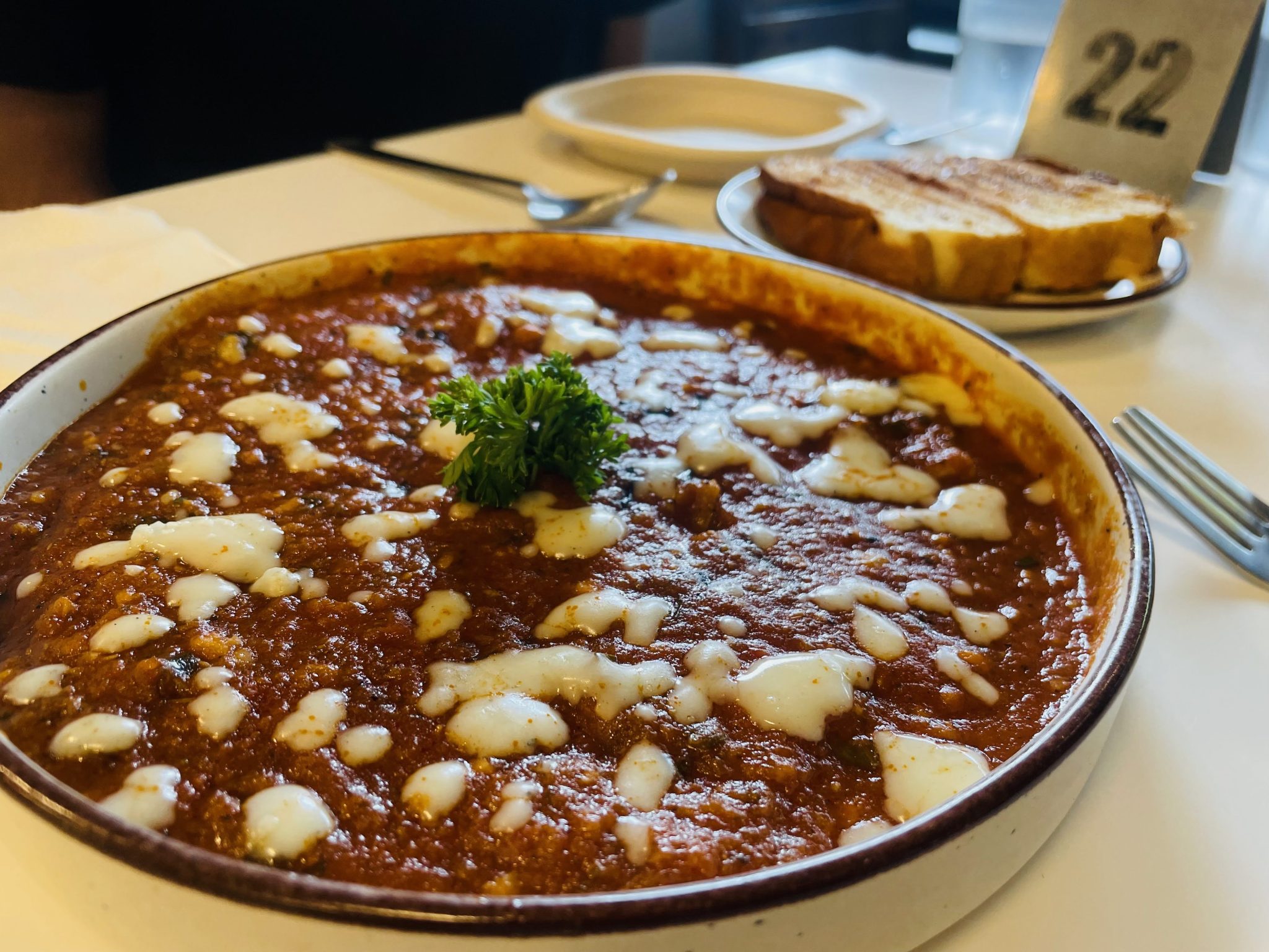 Peynirli fırında menemen ve kızarmış ekmeklerle lezzetli sofra