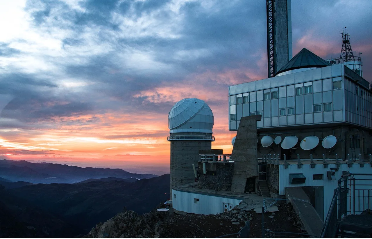 Pic du Midi gözlemevi günbatımı - Fransız Pireneleri