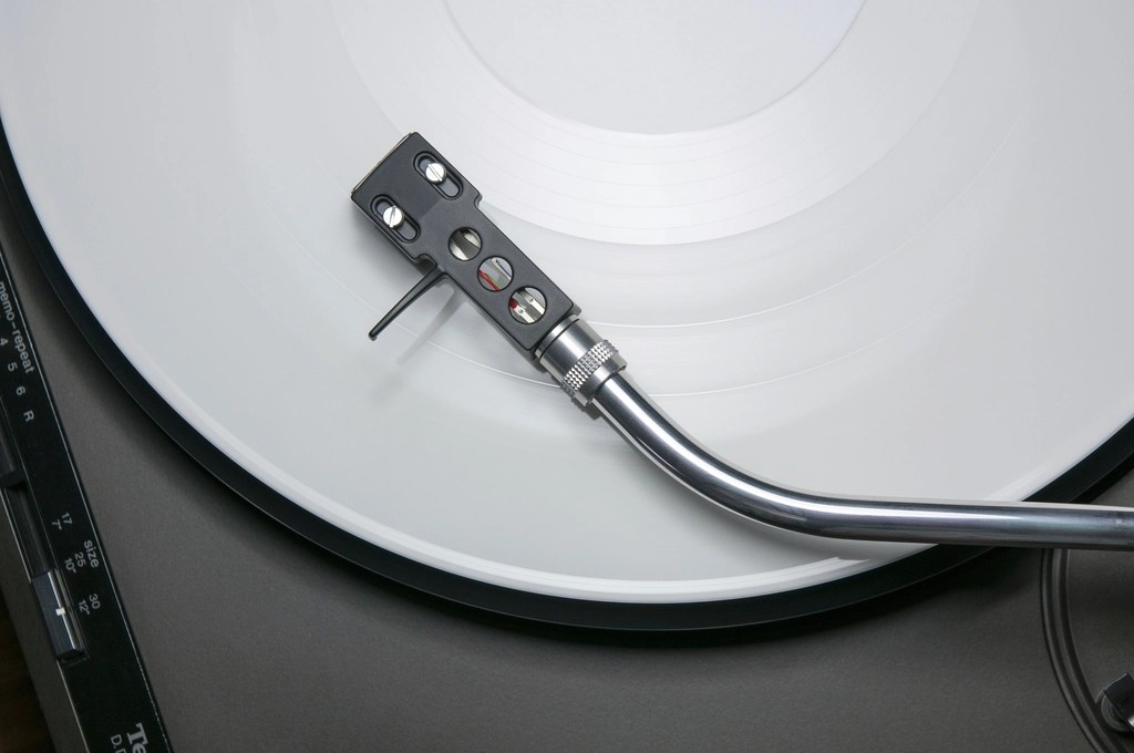 Pikap İğnesi ve Beyaz Vinil Plak: Analog Müziğin Sadelikle Buluştuğu An