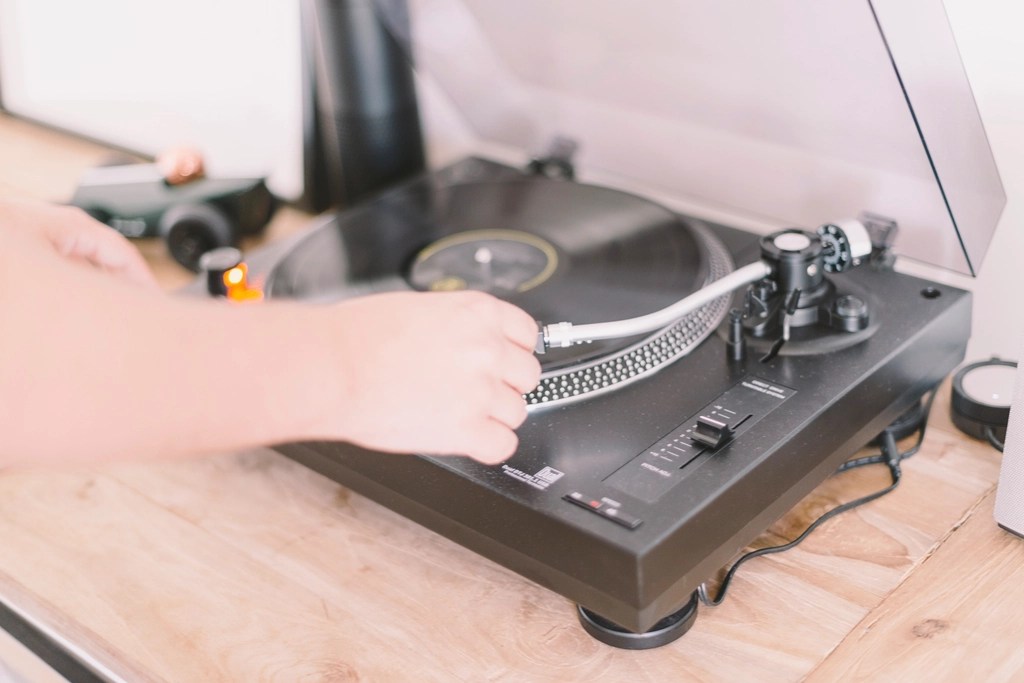 pikap üzerinde dönen siyah vinil plağa konumlandırılan iğne ve analog müzik ritmi