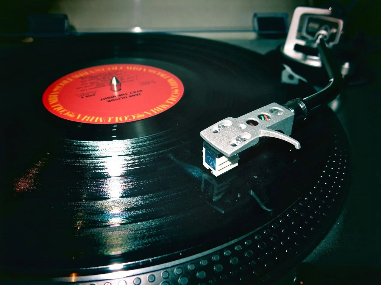 Pikap ve plak detayı - nostaljik müzik ekipmanı
