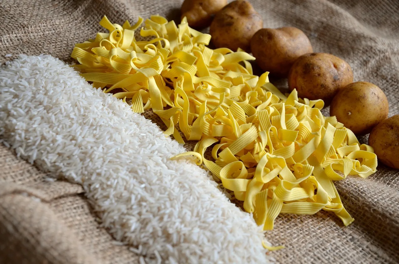 Pirinçiğ makarna pirinç patates fotoğrafı