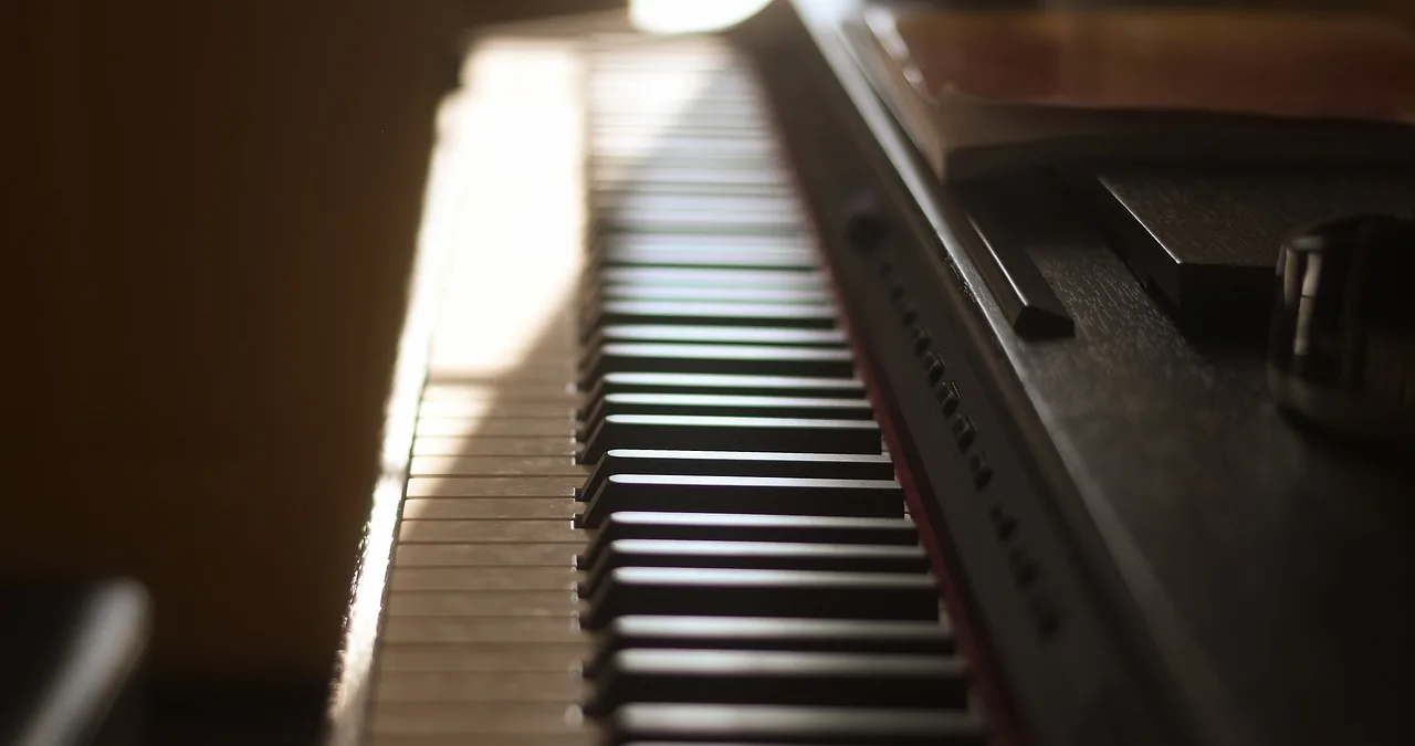 Piyano enstrümanının kahverengi detayları - akustik ses