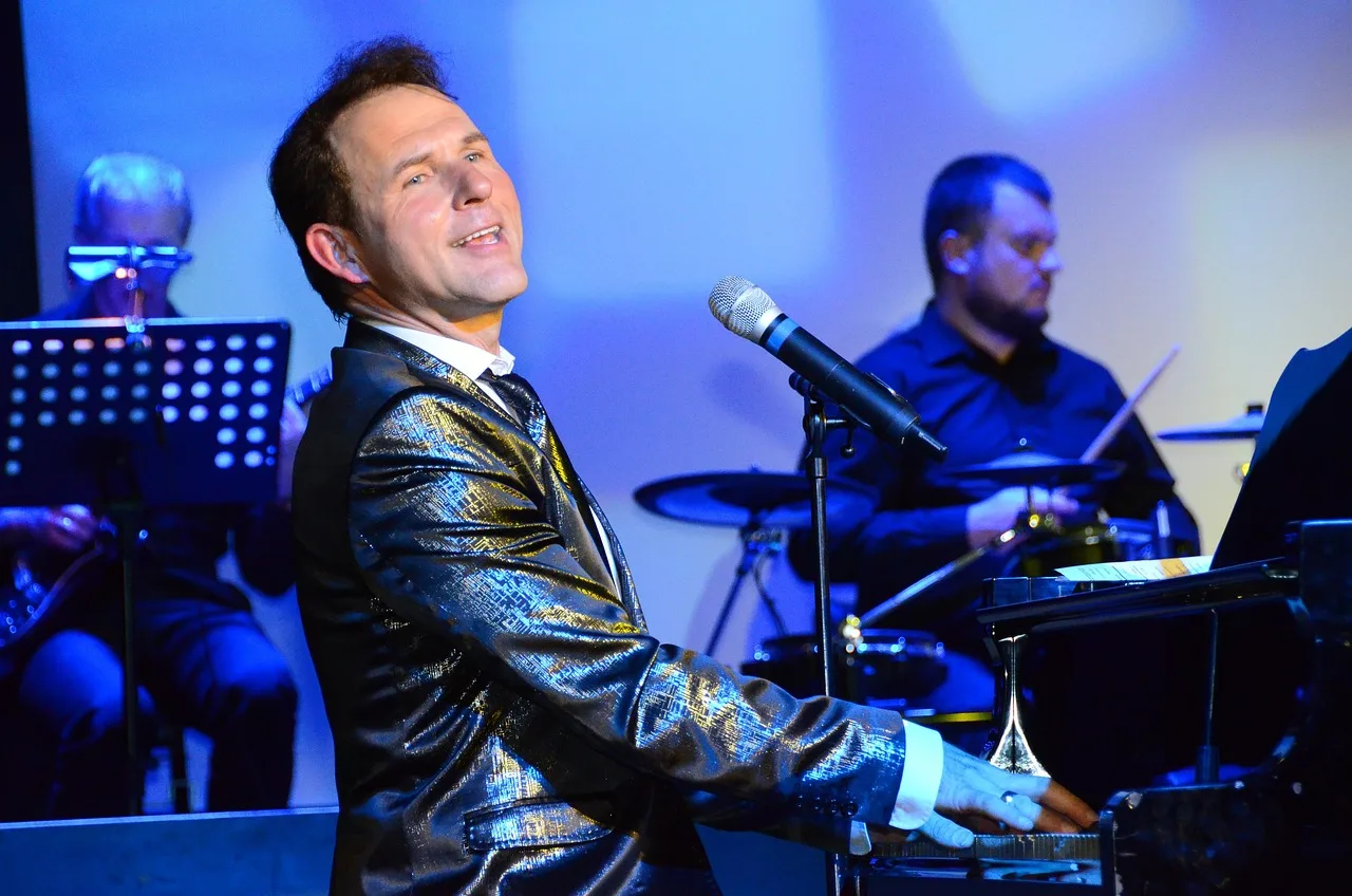 Piyano performansı - tutkulu müzisyen sahnesi Piyano performansı - tutkulu müzisyen sahnesi