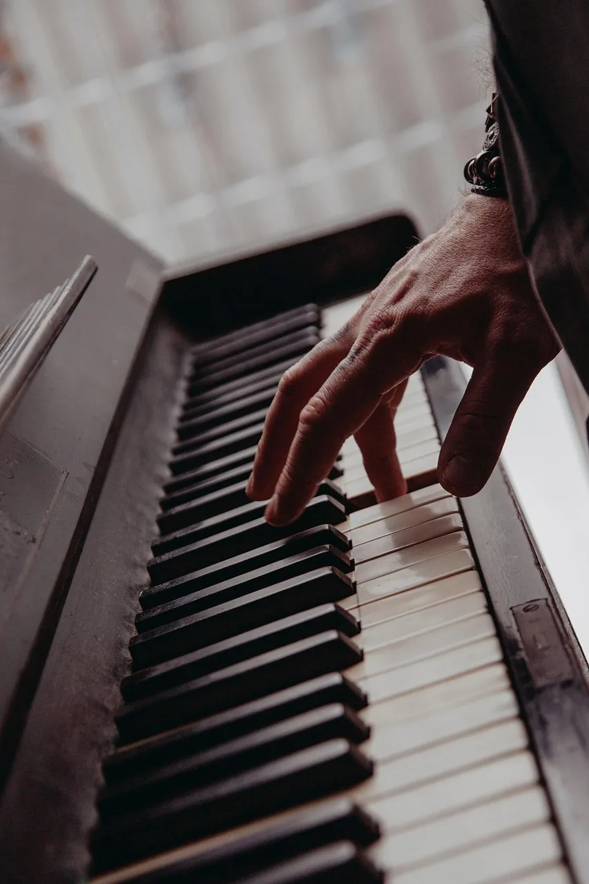 Piyano tuşları yakın çekim - detaylı müzik enstrümanı