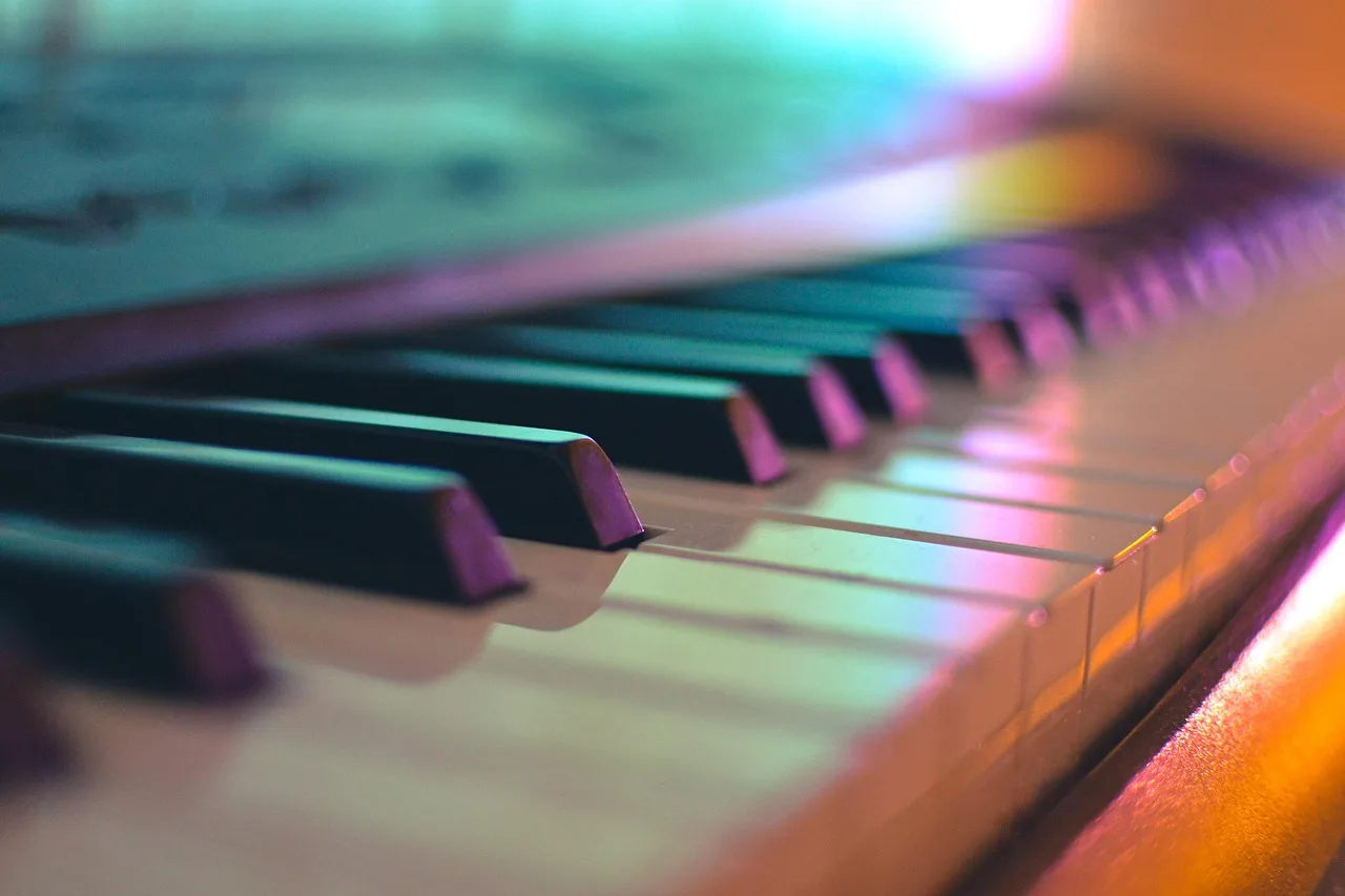 Piyano tuşları yakın çekim - synthesizer dokunuşu