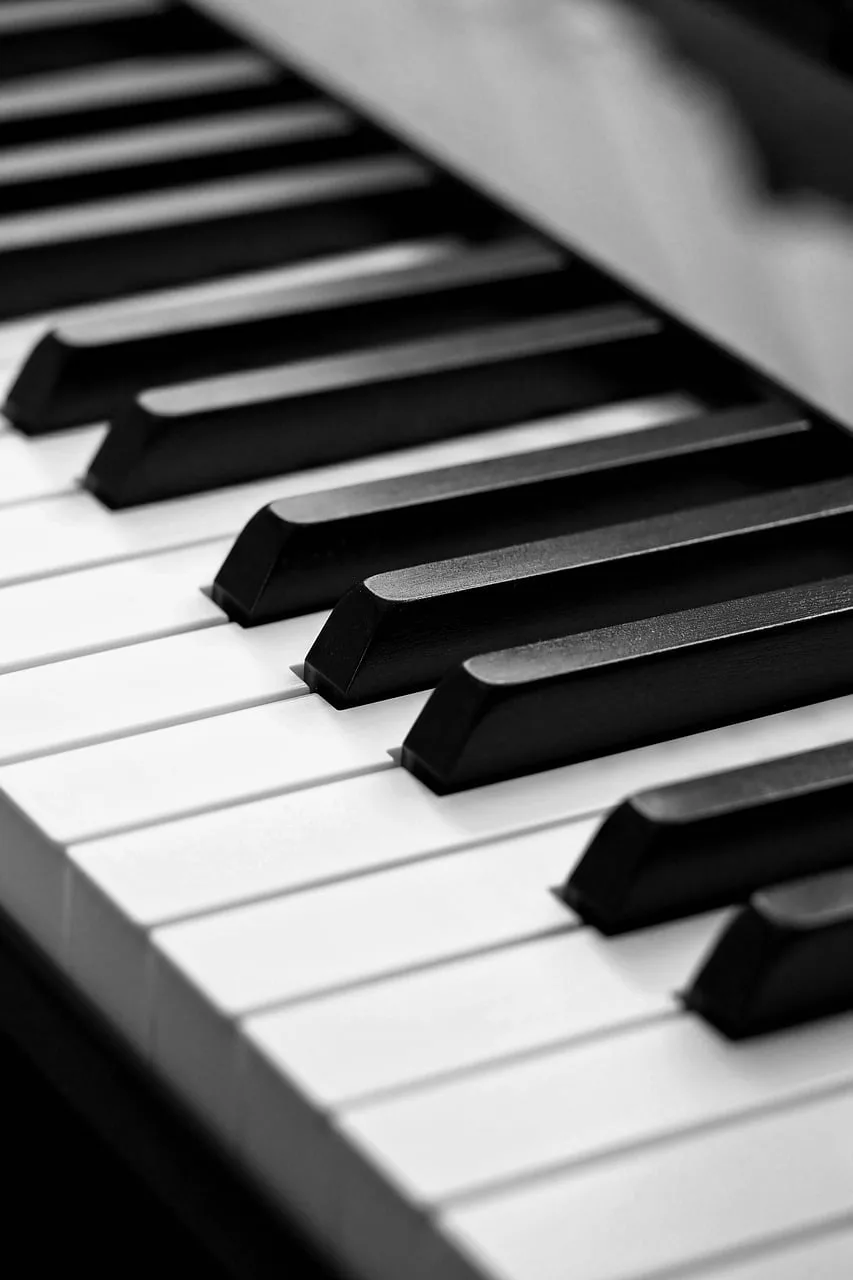piyano tuşları yakın planı - modern müzik ekipmanı