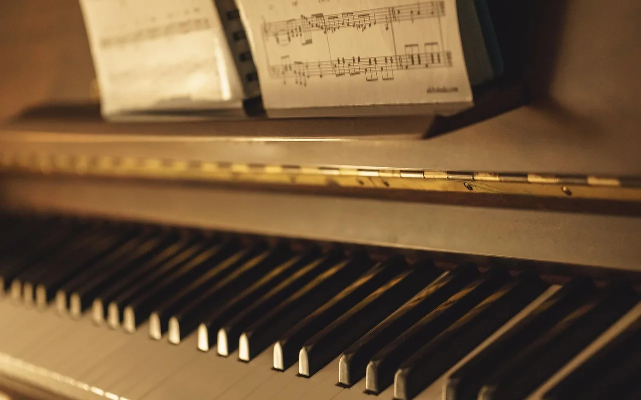 Piyano ve klavye enstrümanları - klasik melodi