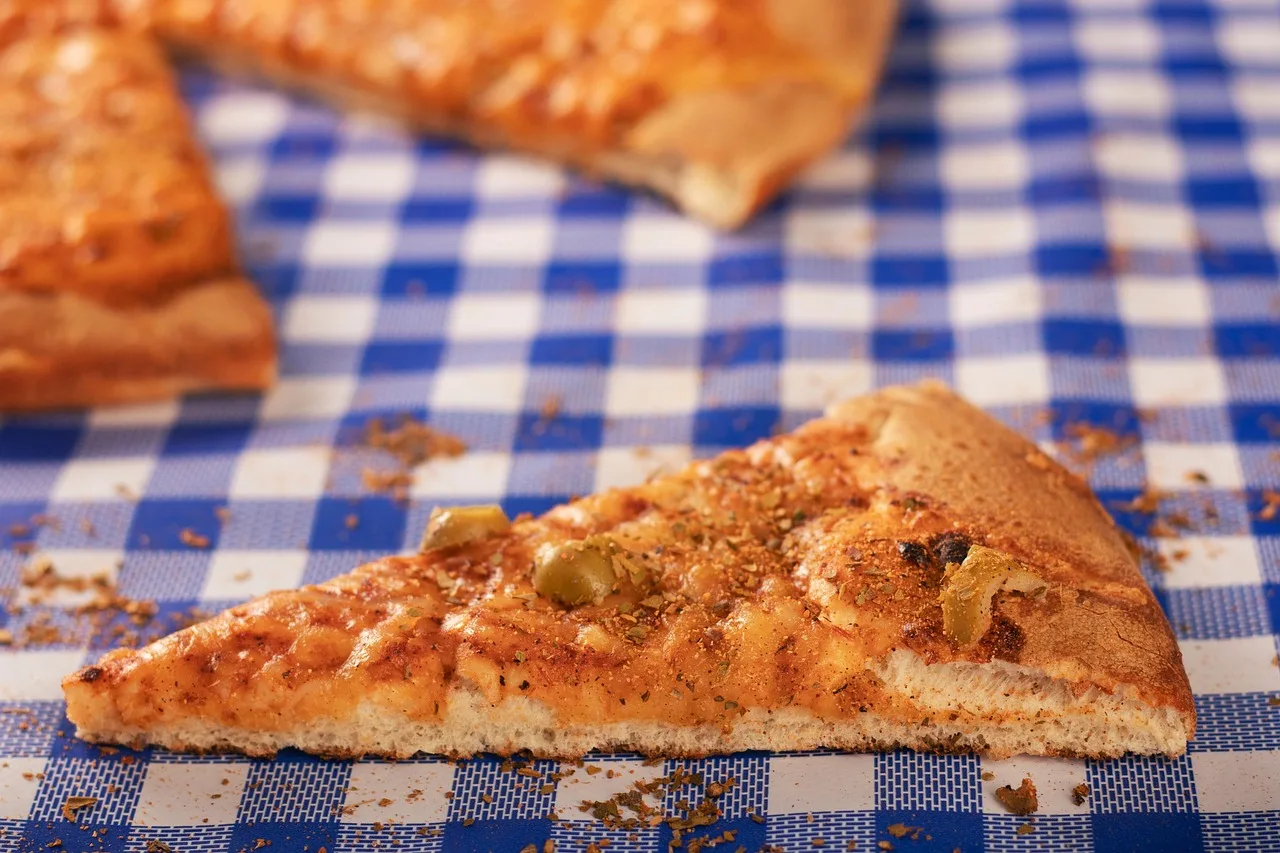 Pizza dilimi fotoğrafı - lezzetli üçgen yemek Pizza dilimi fotoğrafı - lezzetli üçgen yemek