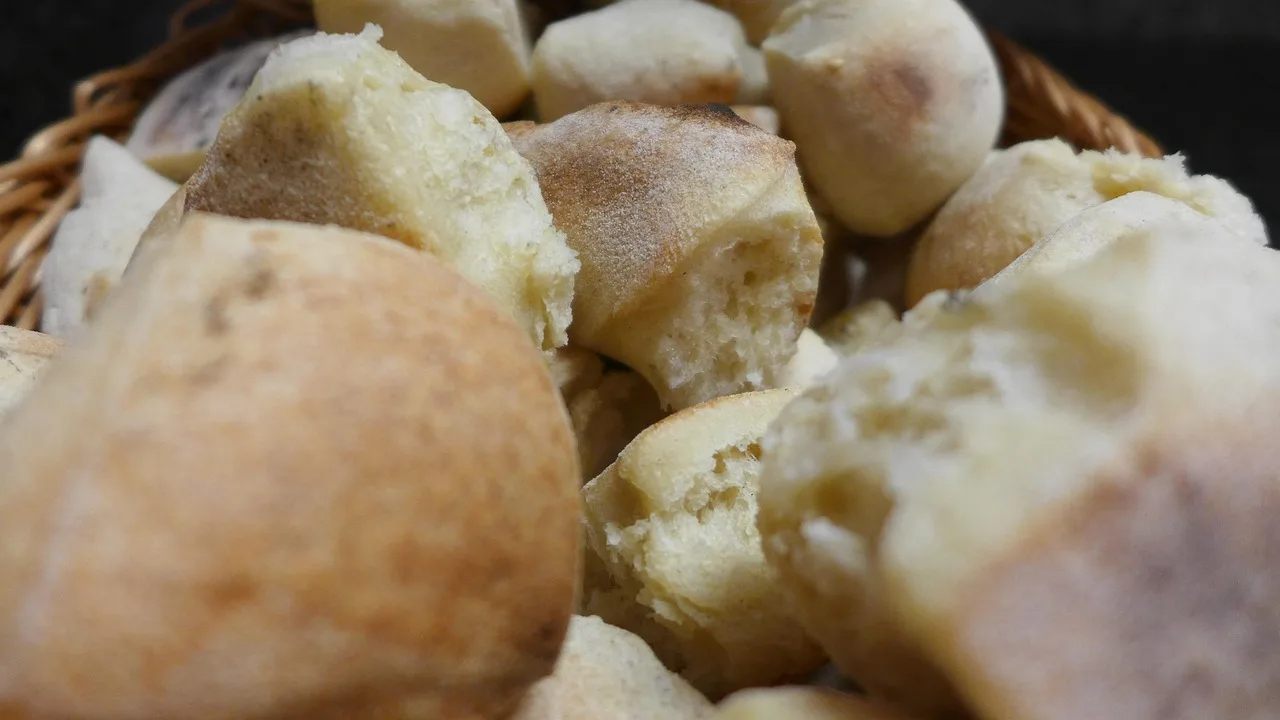 Pizza dilimleri, ince hamurlu atıştırmalık - İtalyan başlangıç