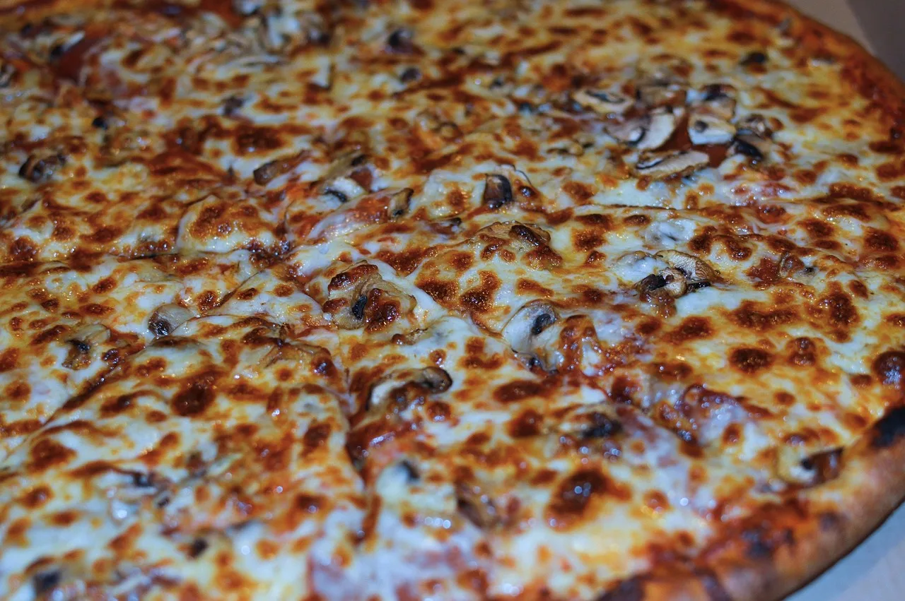 Pizza dilimleri mutlu tabak - sağlıklı öğle yemeği