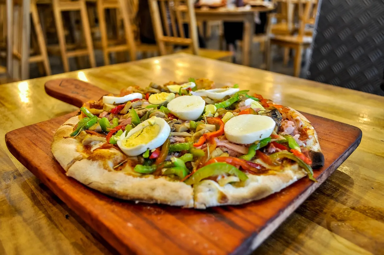 Pizza dilimleri rustik ahşap masada - restoran fotoğrafı