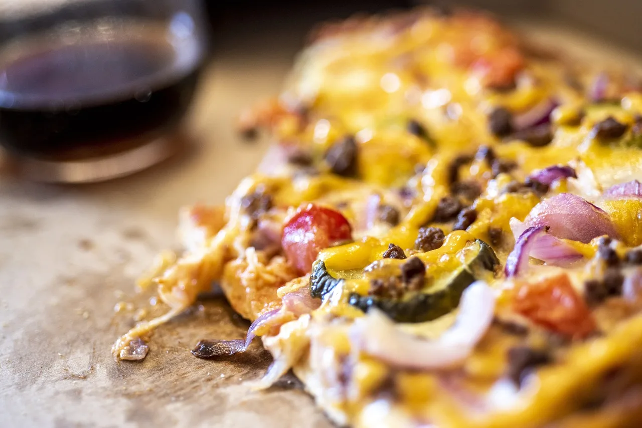 Pizza dilimleri üzeri taze domatesli - İtalyan lezzeti