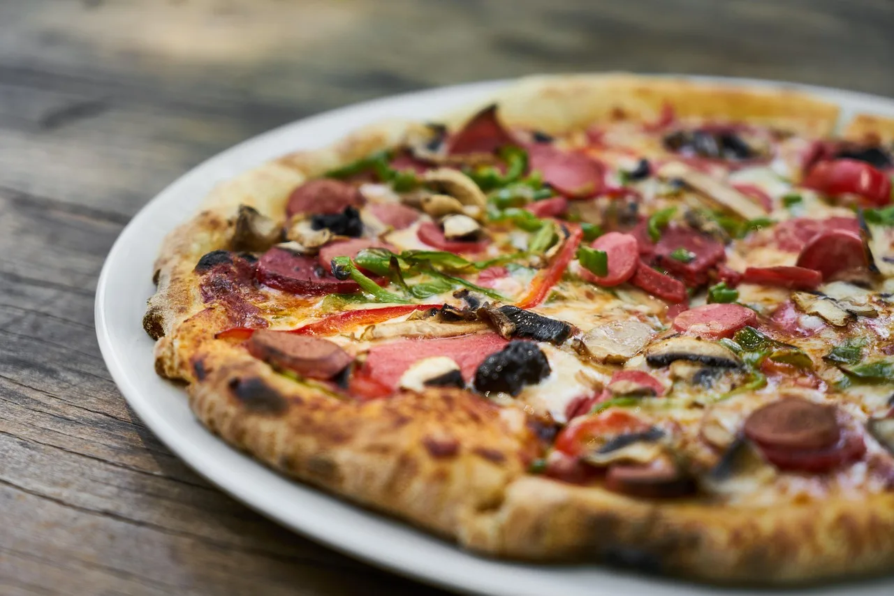 Pizza dilimleri ve taze sebzeler - İtalyan mutfağı