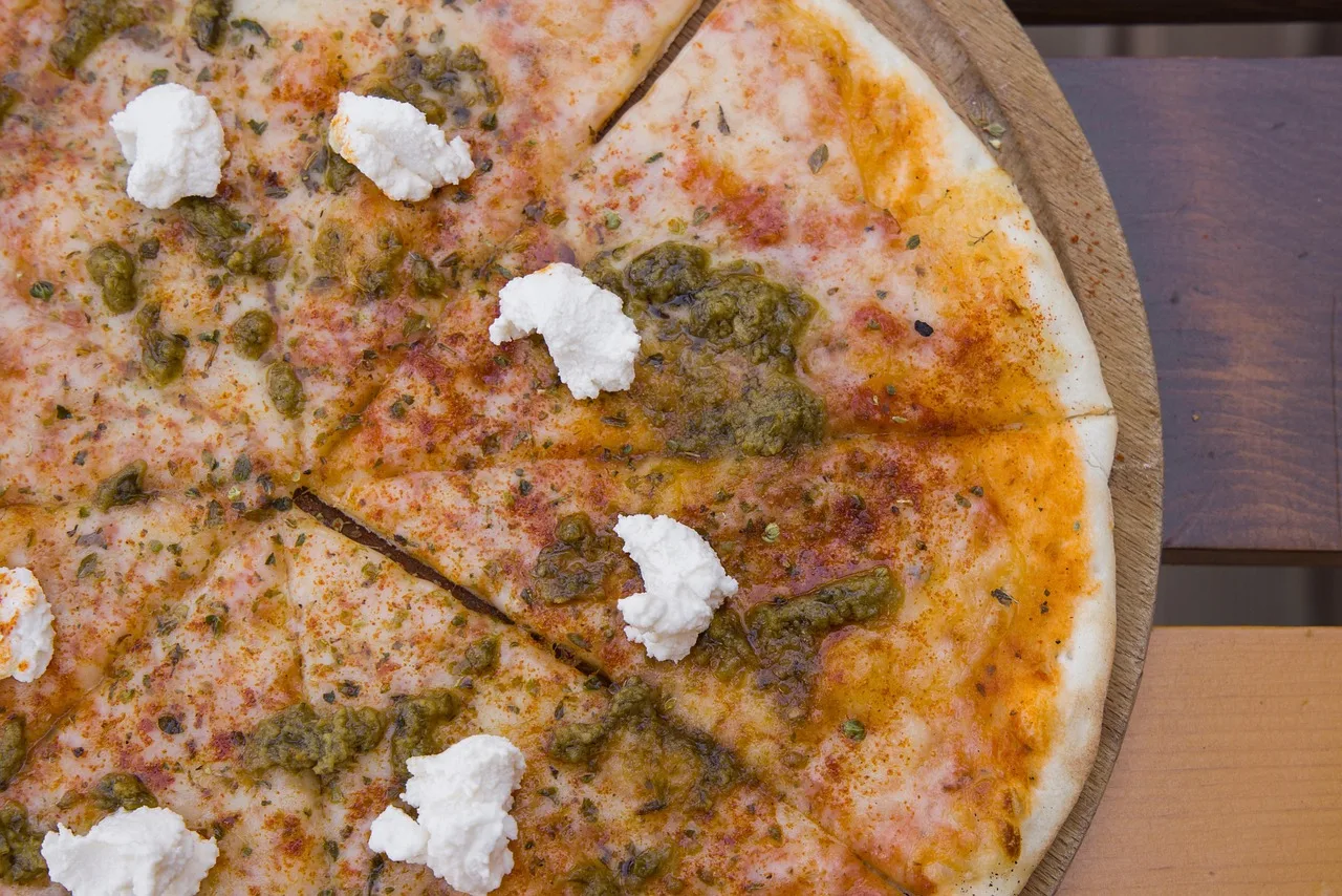Pizza dilimli lezzetli İtalyan yemek fotoğrafı