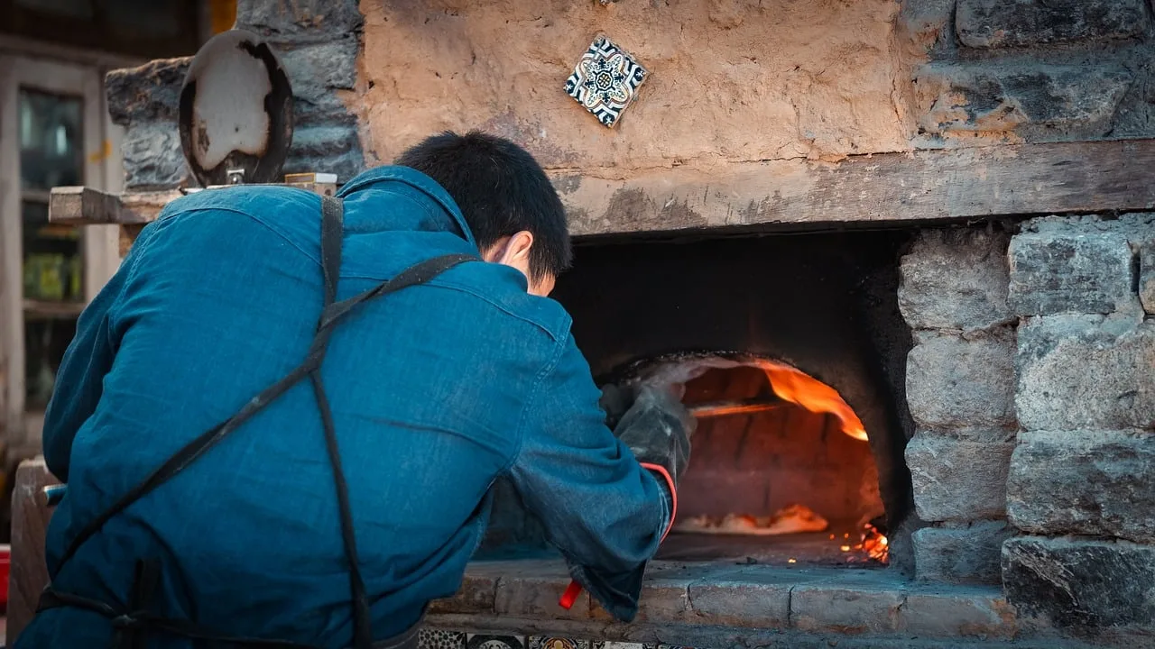 Pizza fırında köz ateşi - restoran fotoğrafı Pizza fırında köz ateşi - restoran fotoğrafı