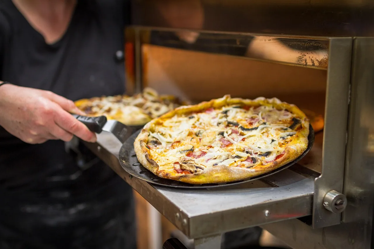 Pizza fırında pişen lezzetli akşam yemeği