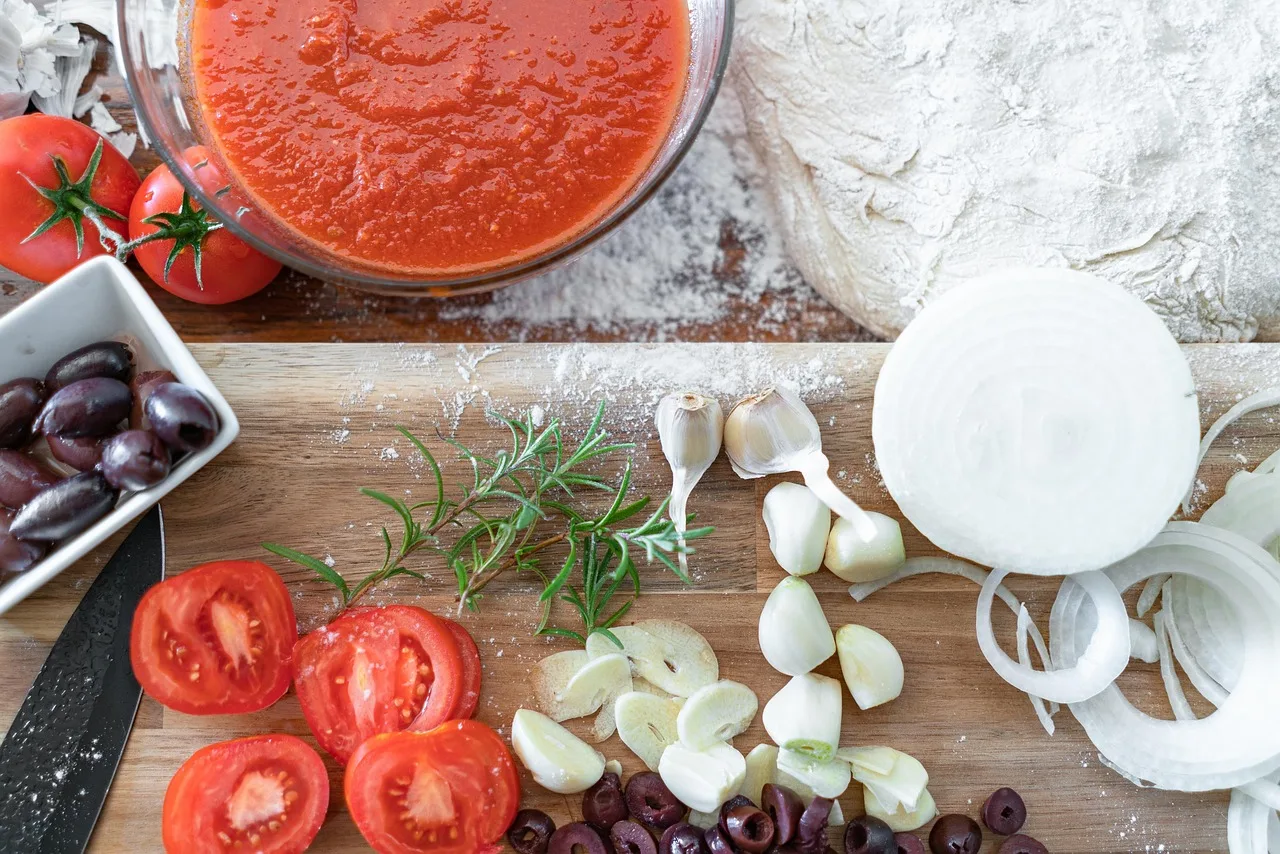 Pizza malzemeleri düz zemin üzerinde - evde yemek yapma