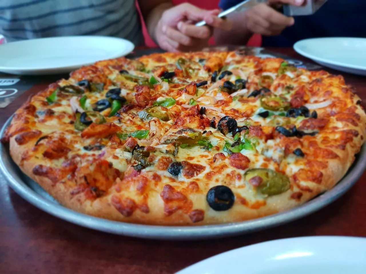 Pizza mozzarella peynirli akşam yemeği fotoğrafı