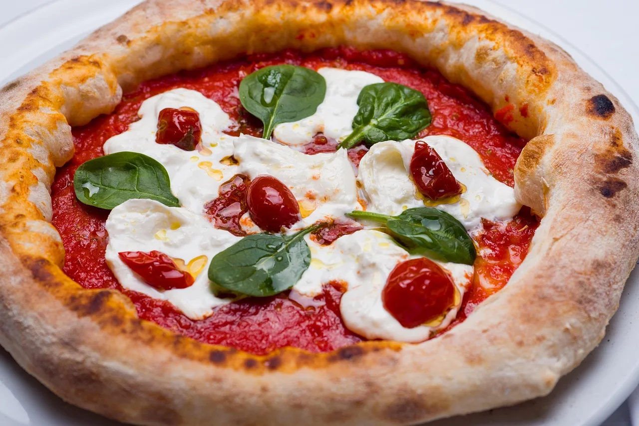 Pizza mutfak sahnesi - geleneksel lezzet fotoğrafı