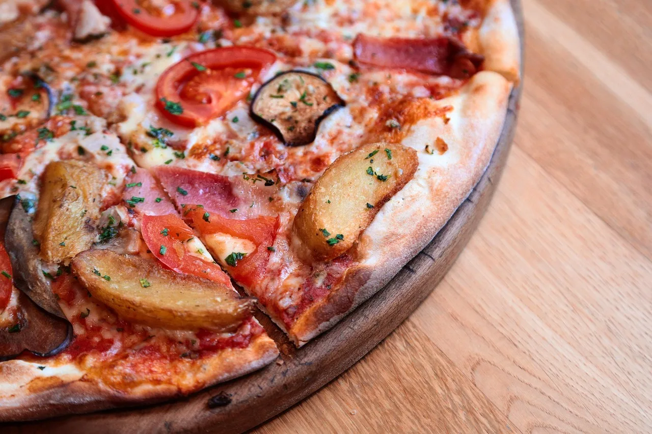 Pizza odun masada hızlı yiyecek fotoğrafı