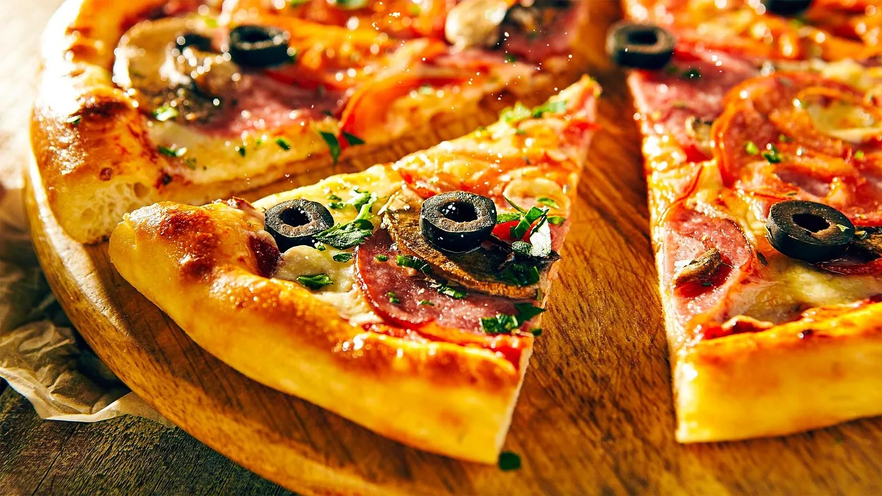 Pizza pepperoni ve zeytinli lezzet fotoğrafı