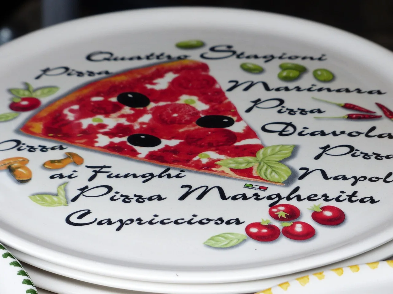 Pizza tabağı porselen seramik yemek sunumu