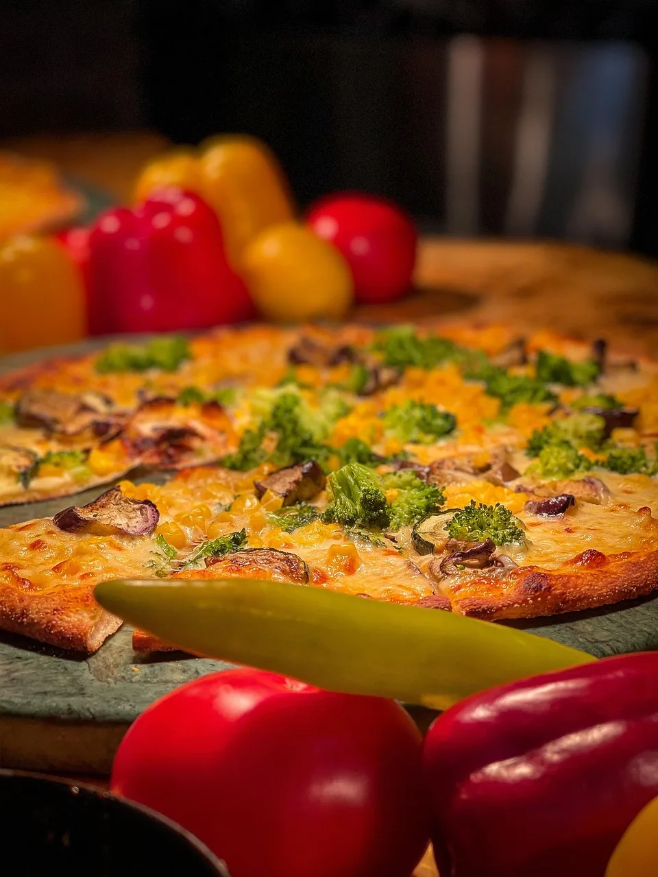 Pizza tabakta sebzeli İtalyan mutfağı - lezzetli sunum