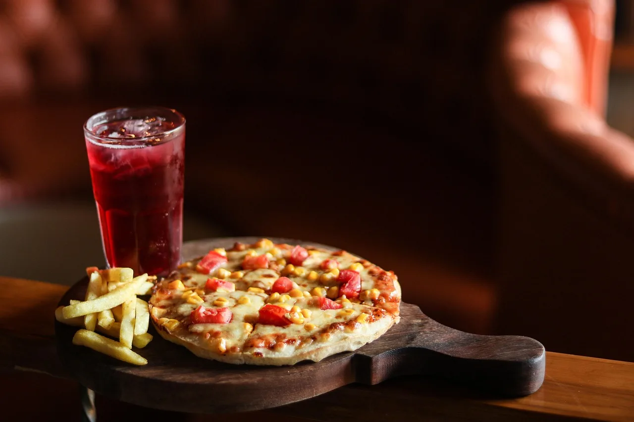 Pizza ve kızartma patatesli kafe menüsü fotoğrafı