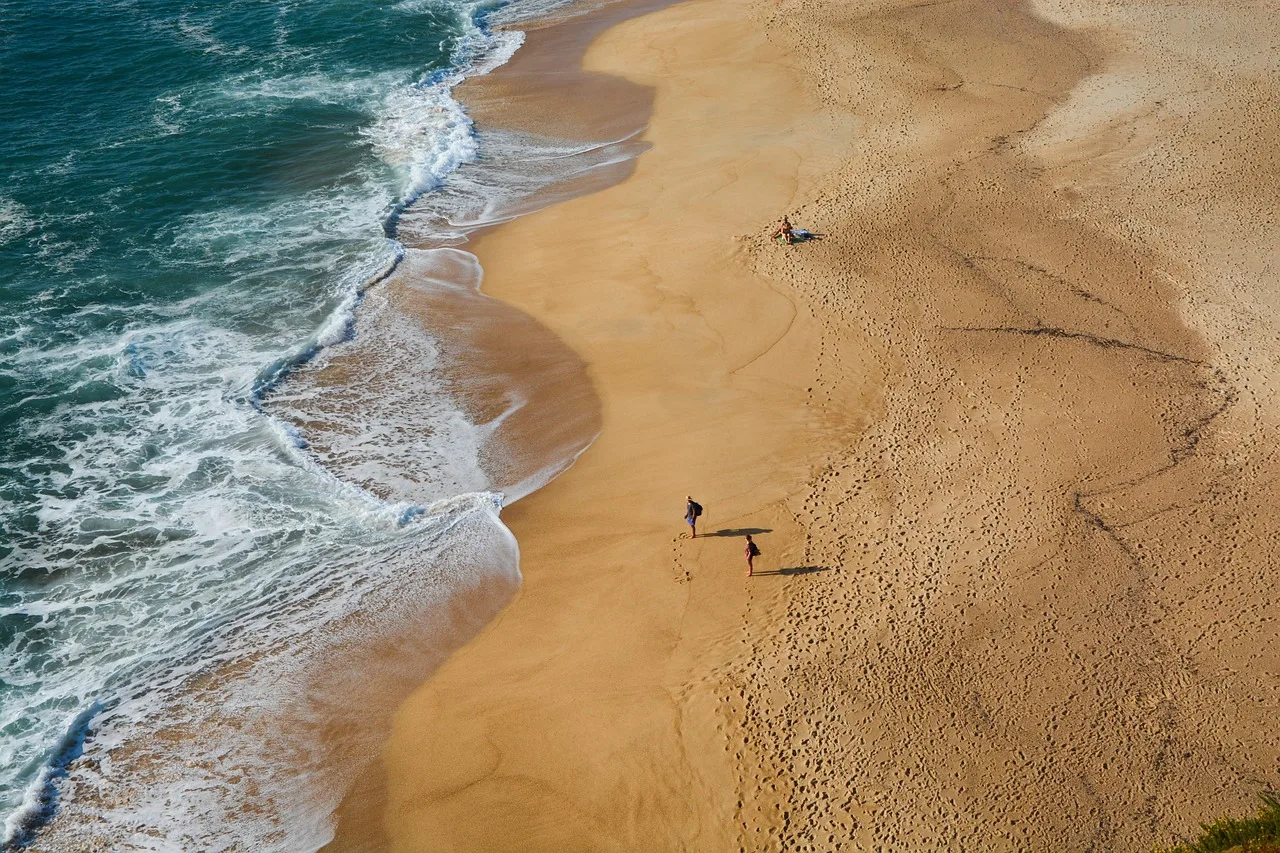 Plajda dalgalı sahil manzarası - Algarve