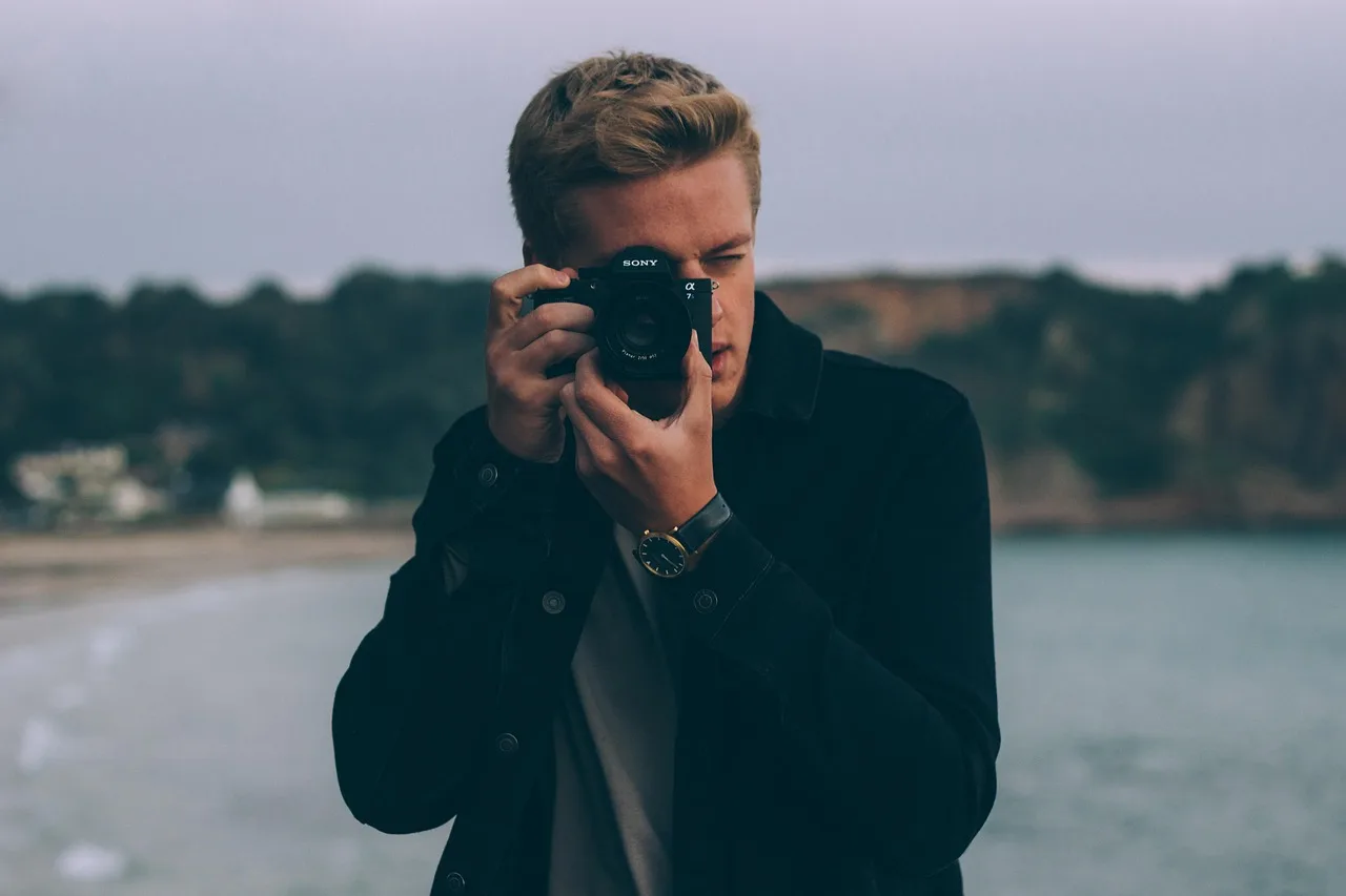Plajda fotoğraf çeken adam - deniz manzarası