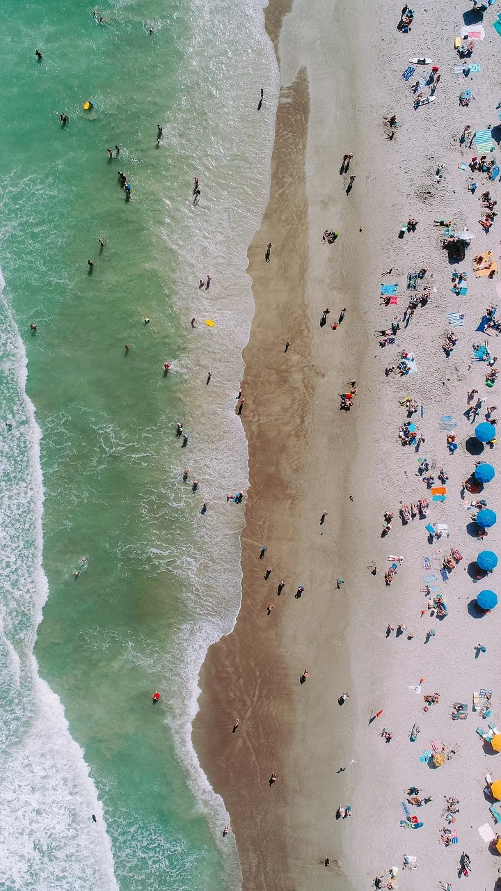 Plajda güneşlenen kişi manzarası - deniz kıyısı tatil