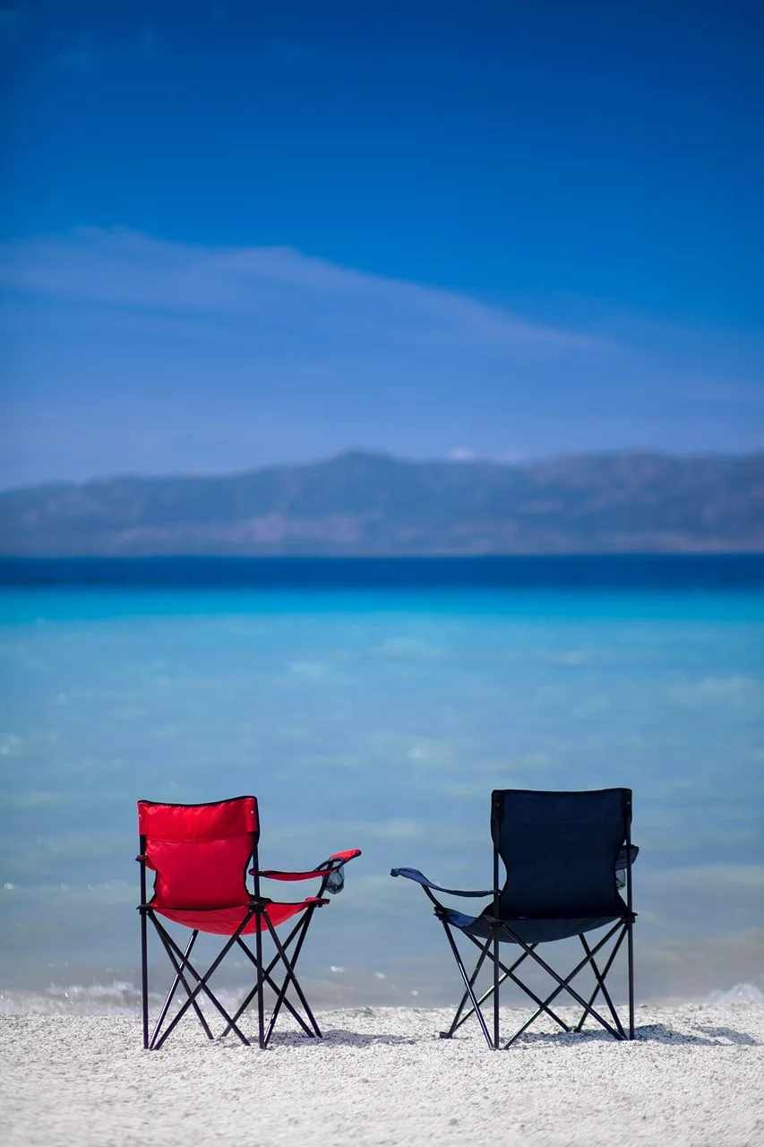 Plajda şezlonglu tatil sahnesi - yaz keyfi