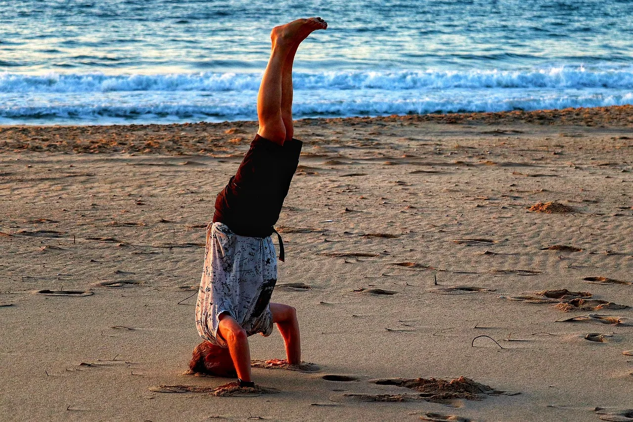 Plajda yoga başı aşağı duruş - gün doğumu