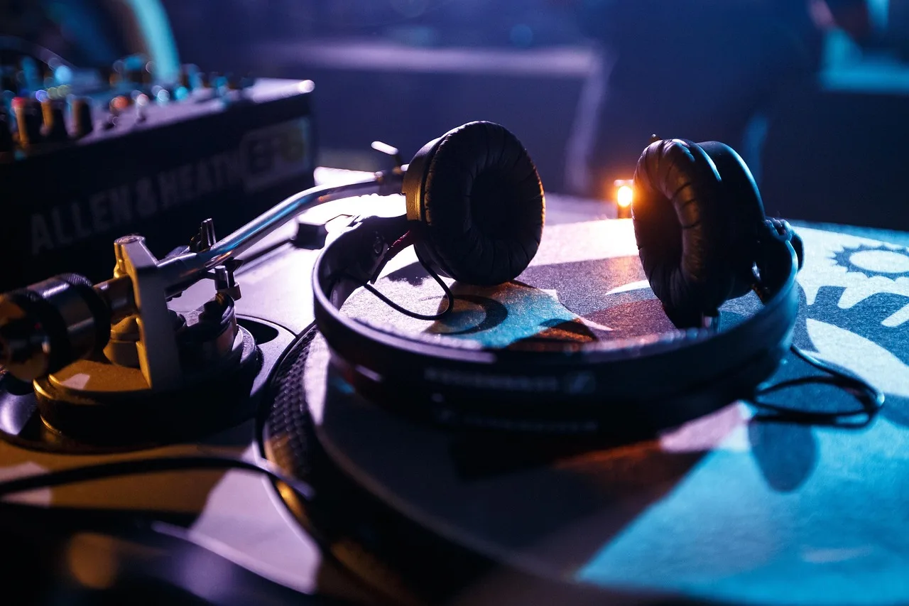 Plak çalar ve kulaklıkla DJ seti - elektronik müzik