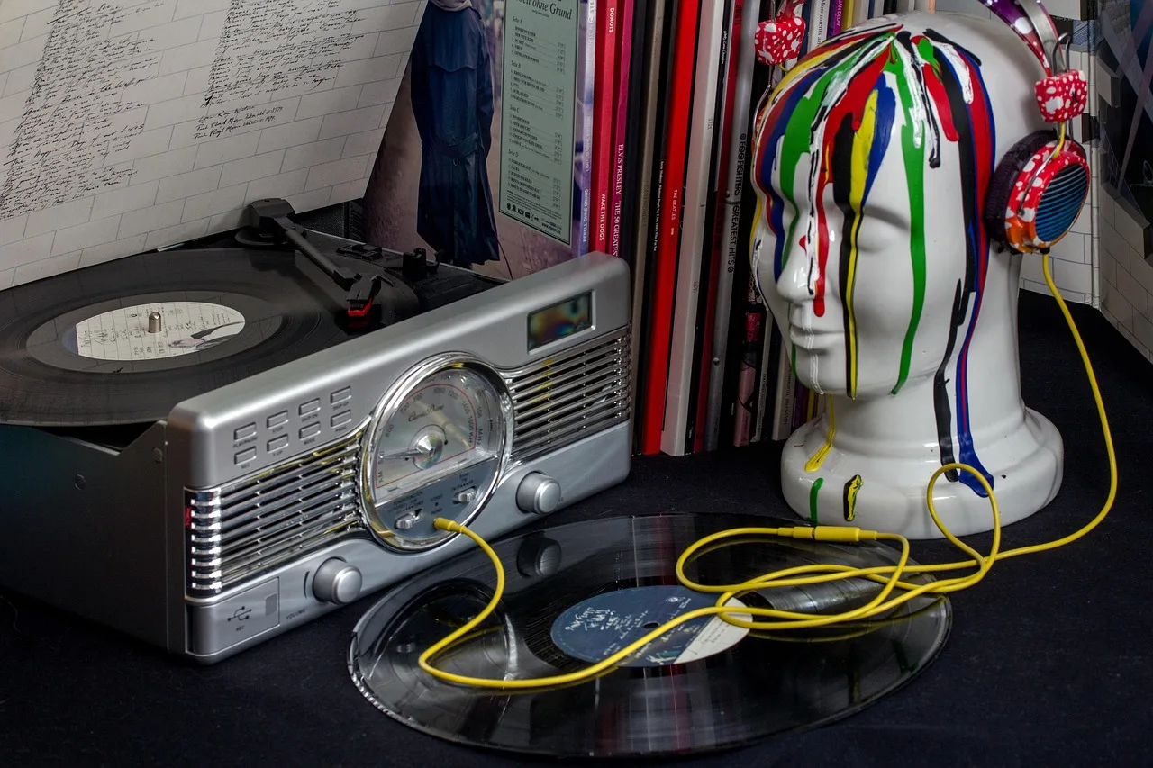 Plak çalar ve kulaklıkla müzik dinleme anı