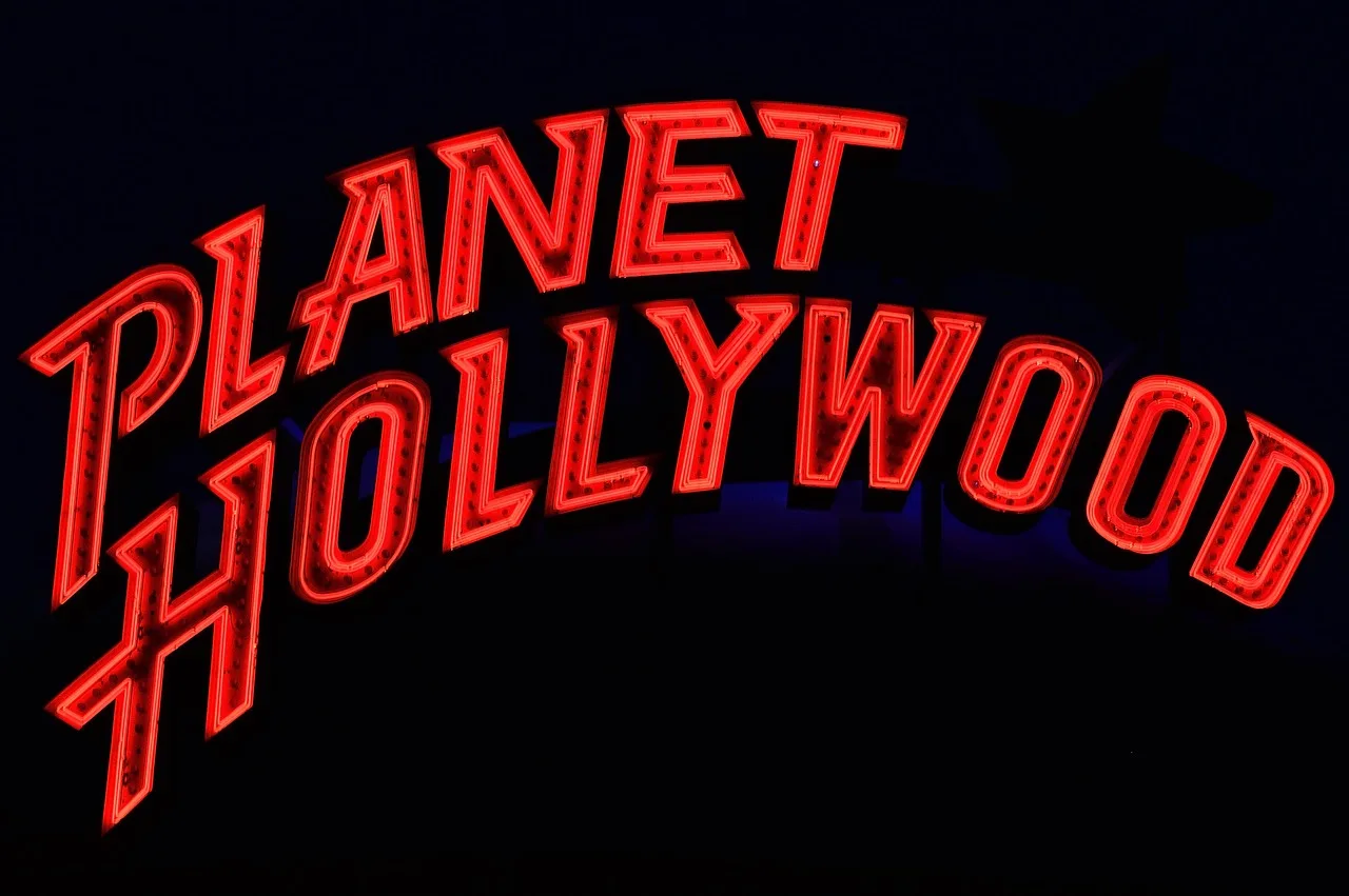 Planet Hollywood neon tabelası gece ışıkları