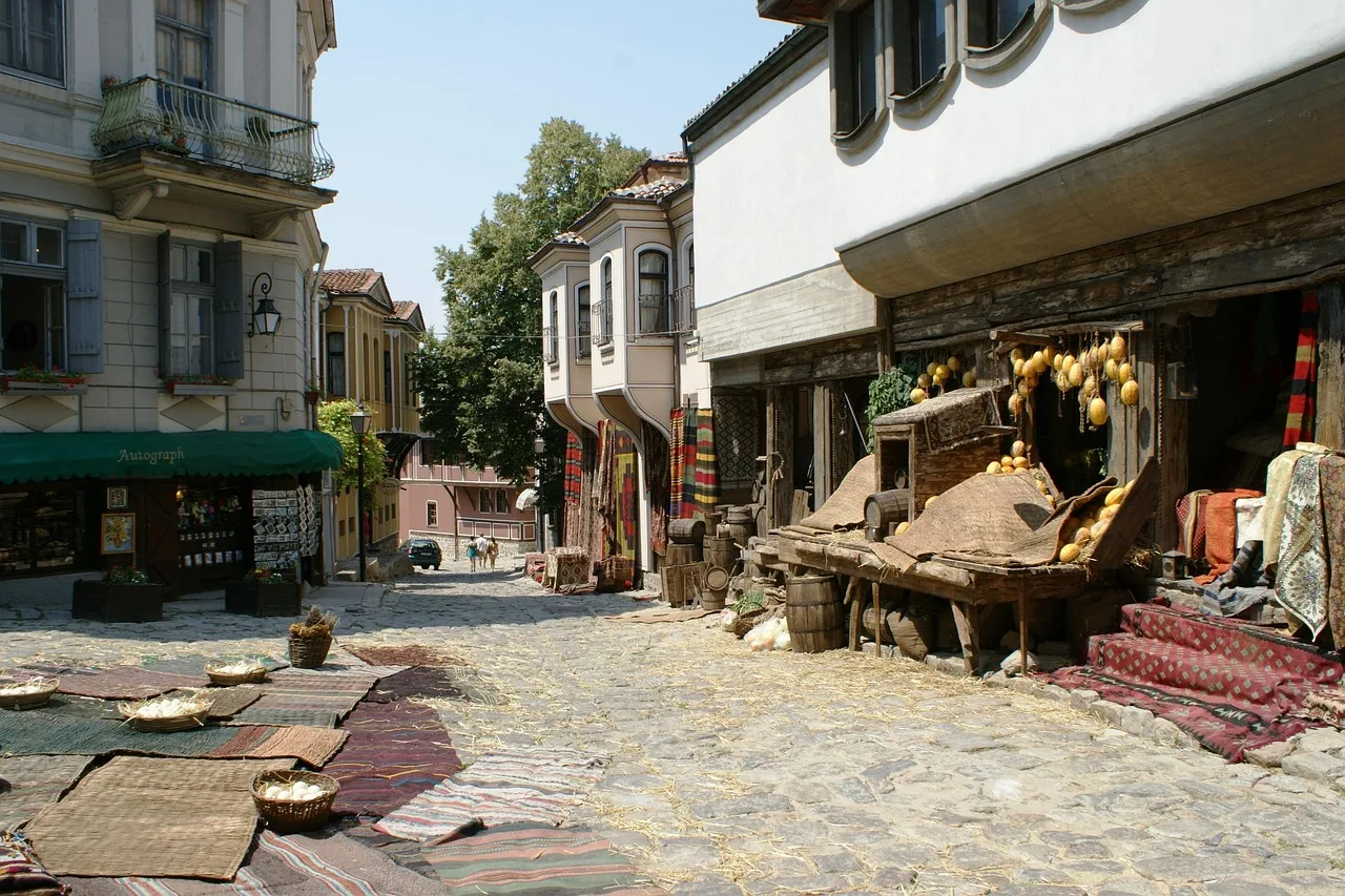 Plovdiv dar sokakları ve yerel çarşı fotoğrafı