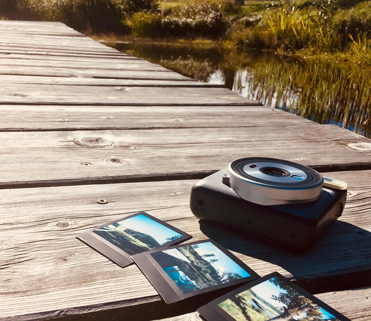 Polaroid kamera ile gölet kenarı yürüyüşü
