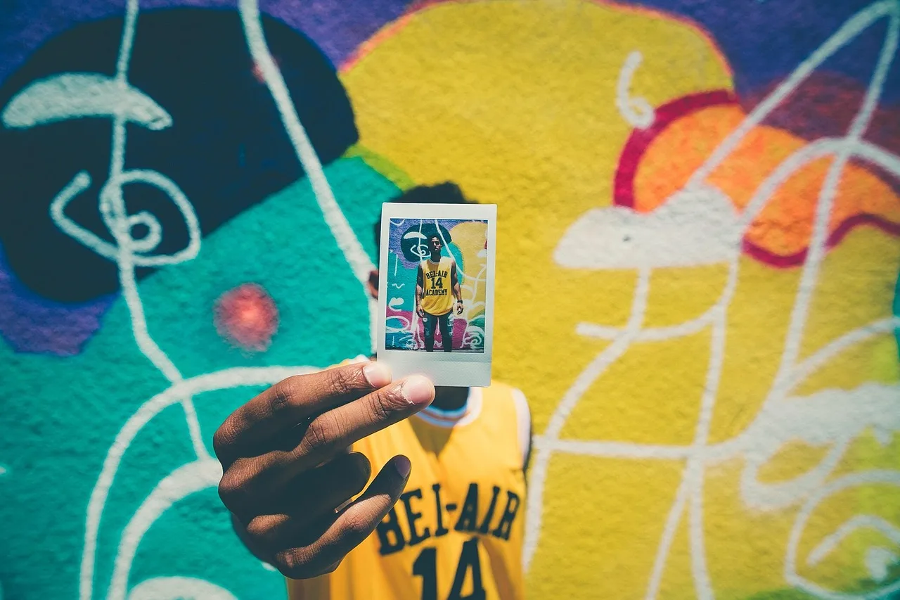 Polaroid tarzı sokak graffiti portresi - genç adam
