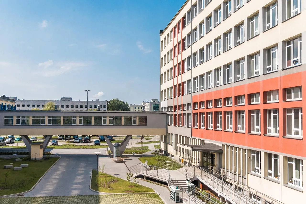 Politeknik üniversite binası - modern mimari ofis