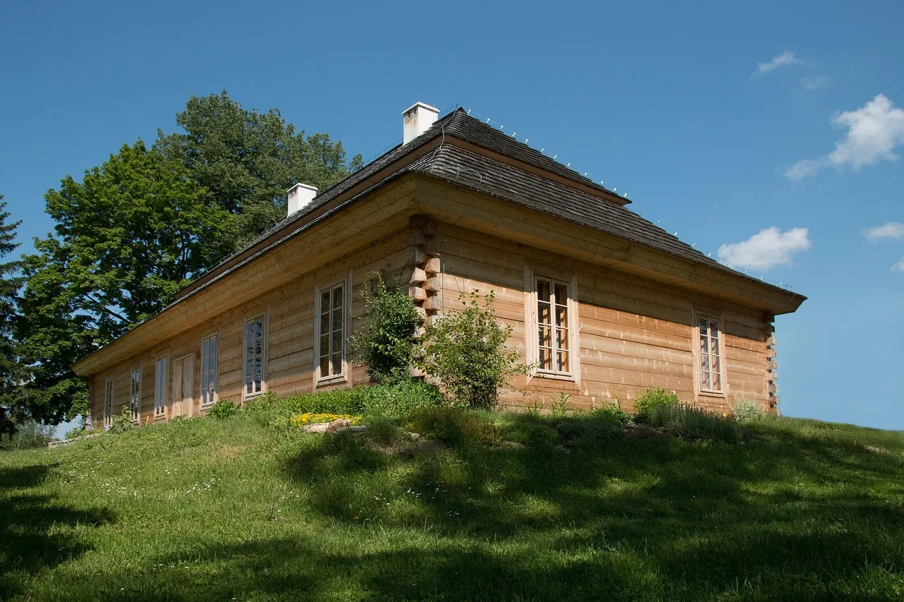 Polonya köy evi - ahşap kır evi fotoğrafı