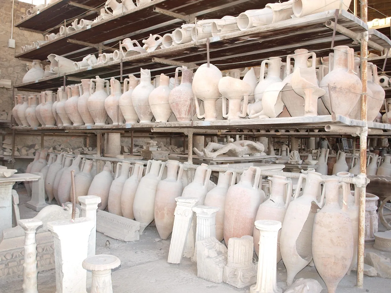 Pompei antik çömlek ve kaplar fotoğrafı