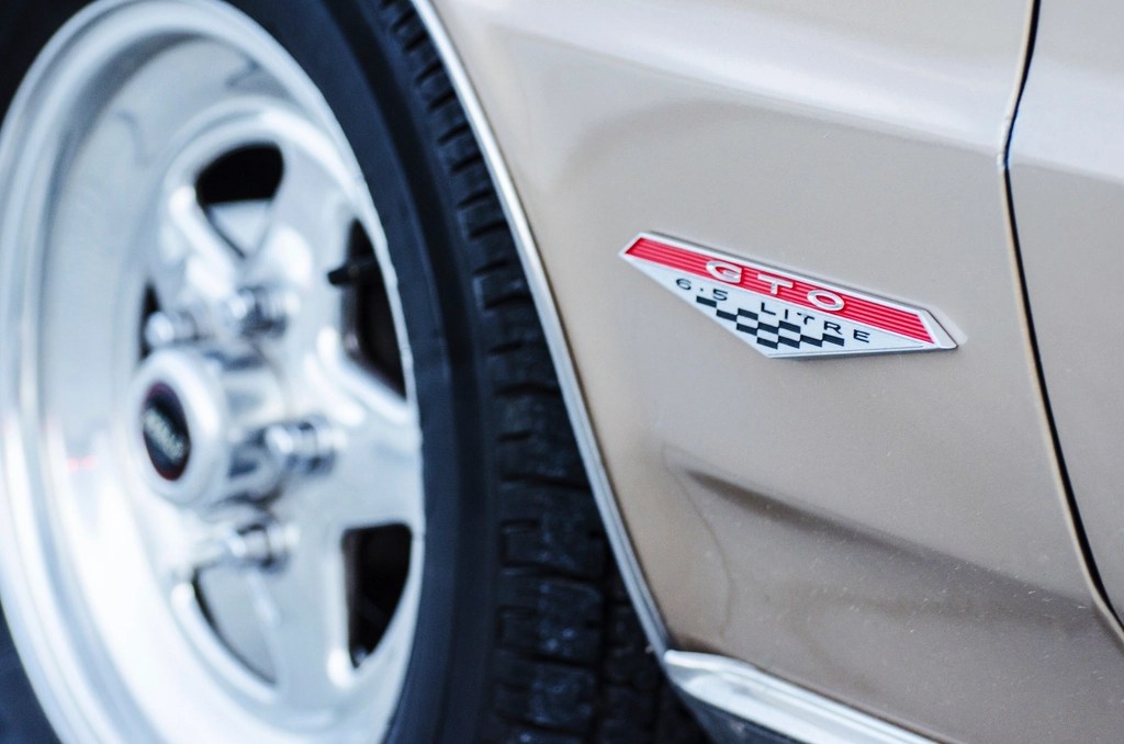 Pontiac GTO 6.5 Litre Rozet Detayı ve Klasik Kas Otomobil Yan Görünüm