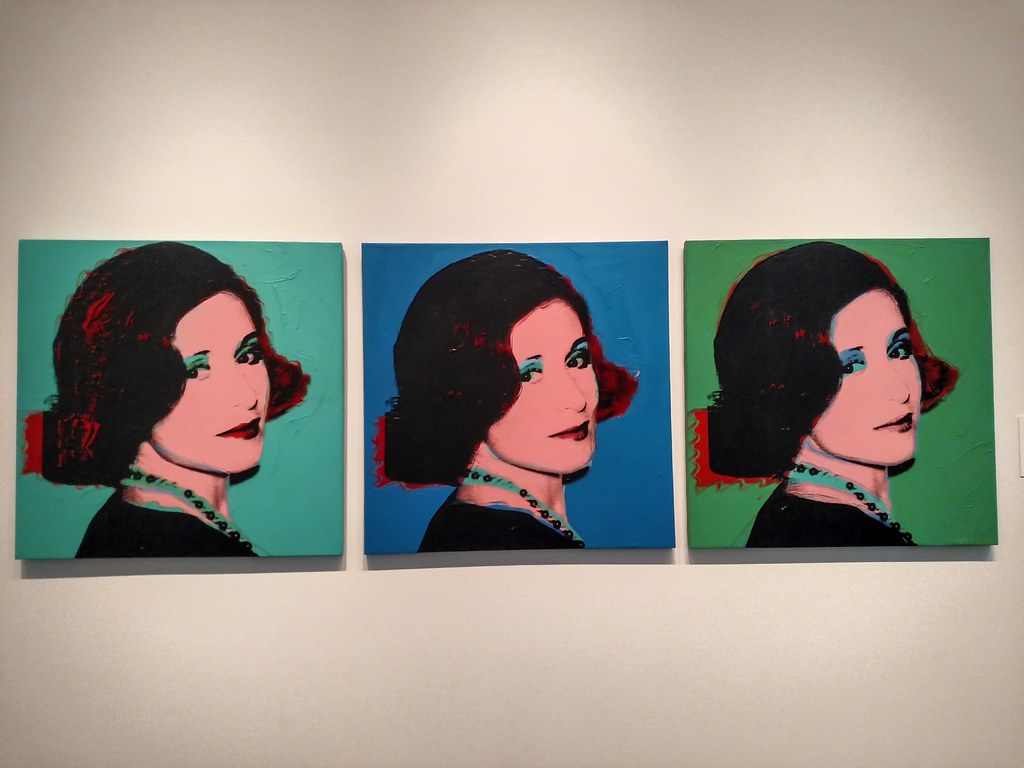 Pop Art Üçlemesi: Galeri Duvarında Andy Warhol Tarzı Renkli Portre Serisi
