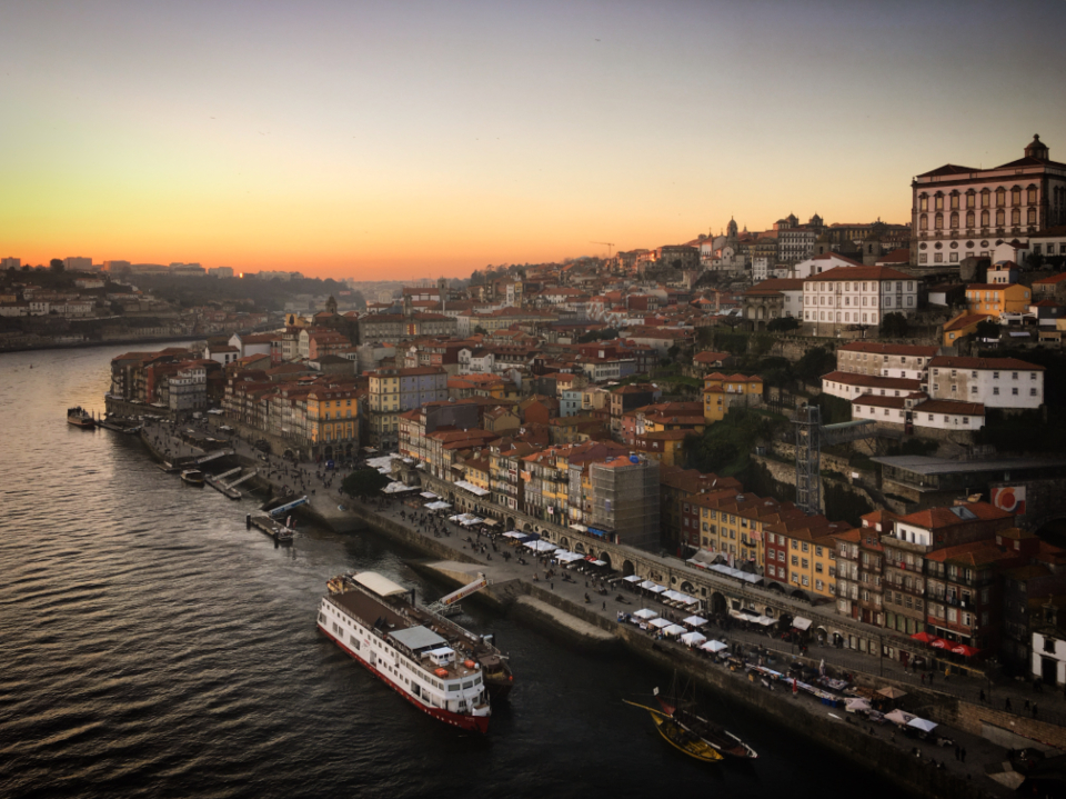 Portekiz Porto'da Gün Batımında Douro Nehri ve Tarihi Şehir Panoraması