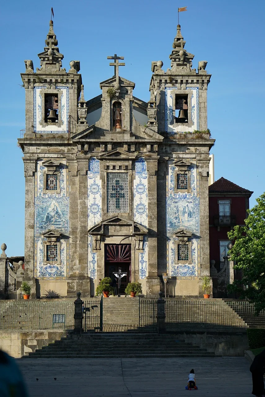 Porto tarihi şehir merkezi - katedral ve mermer merdiven